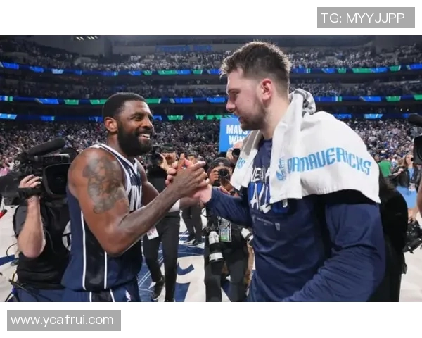 欧文与多位足球明星亲密合影高清展示引发球迷热议 欧文与多位足球明星亲密合影高清展示引发球迷热议